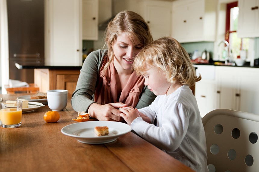 child and mom eating breakfast